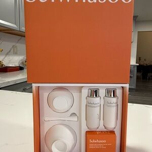 Sulwhasoo Ultimate S Eye Cream
Set, authentic only